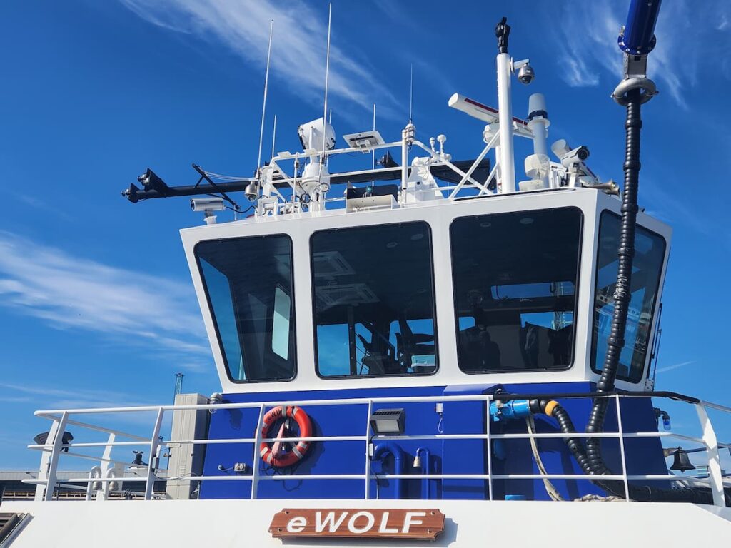 WOLF electric tug